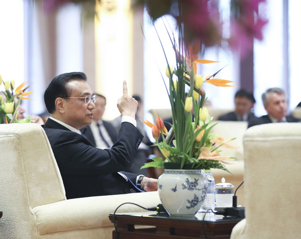 对于汽车业,总理表示,中国中端以上轿车超过90%都是外国品牌,“我们还不够开放吗?”他接着讲起20年前的一个故事,当时他接待一家外国汽车商的董事长,到机场迎接用了另一家品牌的汽车,结果对方坚持不上车。