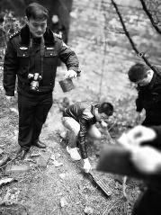 警方查找蒋某扔掉的手表等赃物