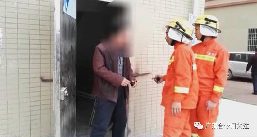 “我把这个铁条撬掉,爬进去的。”这位被困的陶先生表示,他在去年6月1日承包了房东这栋楼,打算出租出去。去年9月,房东却突然停水停电,导致他无法继续经营,而他的租客也因此不再续租。被困男子说:“我没钱,没钱做生意,没人家来住,我哪有钱交。”不过房东就说,因为去年8月份他向承租男子索要房租,却一直未果,才断水断电的。”