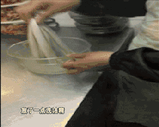 用来洗抹布的菜盆，刚刚还满是污水，在未做处理的情况下，又被厨工拿去装了满盆的食材。