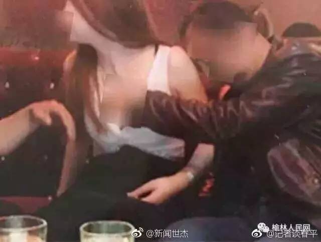 近日,多张疑似陕西榆林一村主任在KTV的不雅照流传网络。爆料者在贴文称,涉事者为横山区白界镇白界村村主任白永峰,其在“两会期间和社会闲杂人等酗酒贪色、找小姐”。