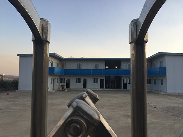 门口没有招牌,也没有指示牌,只在正门道闸显示器上,闪烁着“云南鲮鲤科技开发有限公司”的字幕。