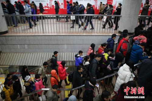 资料图：北京地铁一号线大望路站内人头攒动。王骏 摄