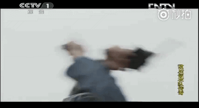 另外一位小哥,是个武林高手,飞刀无敌。