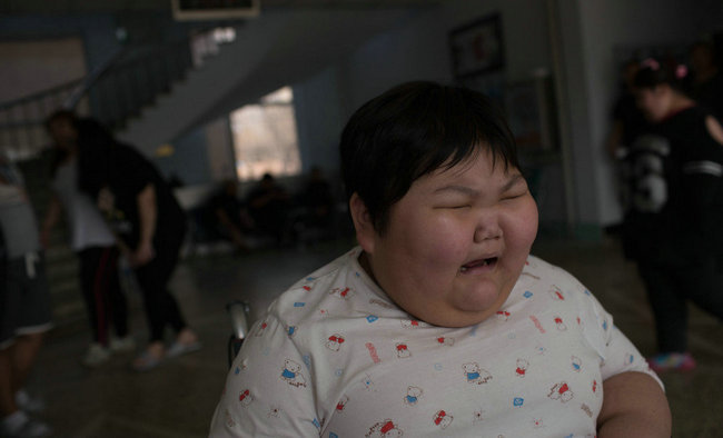 小云的爱好就是玩手机游戏,妈妈不让她玩,她就哭了起来