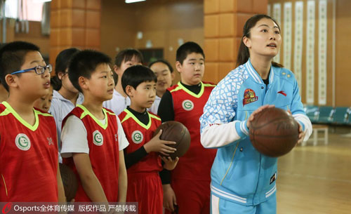 北京首钢女篮进校园 杨半伴:比我小时候运球好