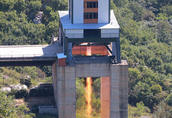 2016年大推力火箭发动机试验的情景。