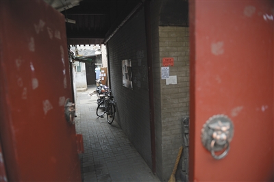 2016年6月22日,位于大耳胡同29号的一处“过道学区房”,叫价150万。图/视觉中国