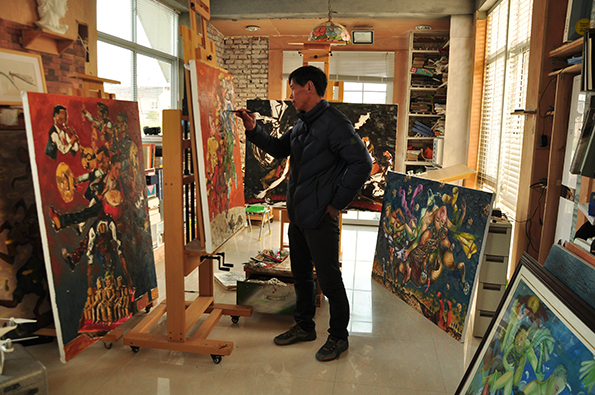 熊庆华在自己的画室内画画。澎湃新闻记者 章文立 图