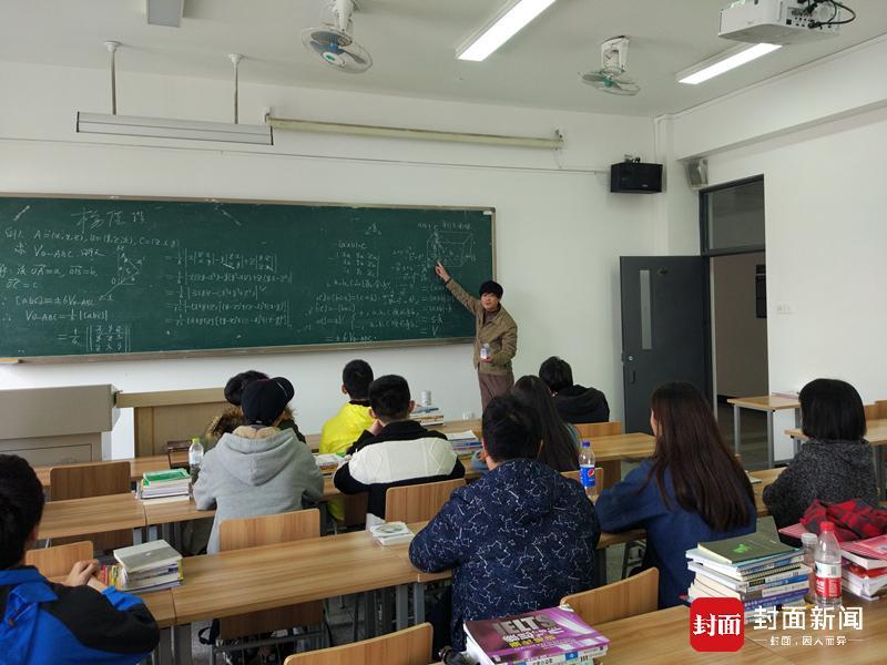 封面独家|大学课堂突然停电 教授借手机灯光上课走红网络