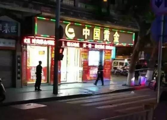 案发后,当地警方赶到劫案现场拉起警戒线,侦查人员在现场调查取证。