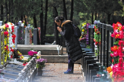 3月25日,八宝山人民公墓,一名女士正在悼念亲人.