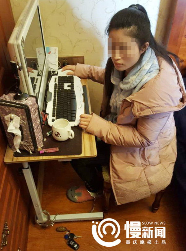 警察前来解救任欣时，她正背铐在电脑桌边，与网友聊天。
