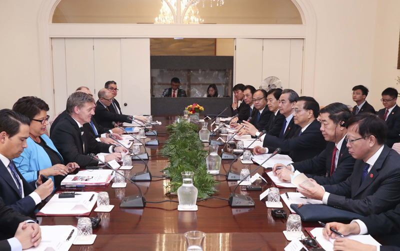 【李克强与新西兰总理英格利希举行会谈】当地时间27日上午,国务院总理李克强在惠灵顿总理府与英格利希举行会谈。会谈前,英格利希在李克强抵达处迎接,李克强在贵宾簿上签名。双方就两国关系和共同关心的问题进行了广泛、深入、坦诚的交谈,表示将共同推动中新关系再攀高峰。