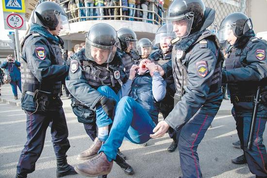 俄反对派支持者举行集会，与警察发生冲突被捕。