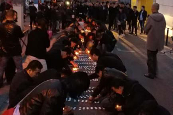中国公民遭法国警察射杀 华人祈福被打满脸是