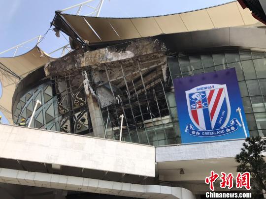 上海虹口足球场突发大火 顶部一顶棚被烧至脱