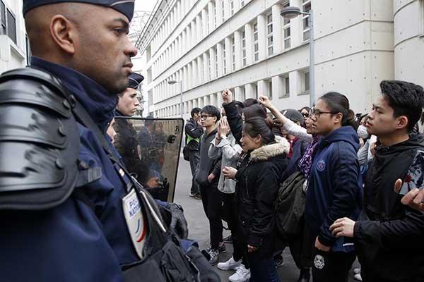当地时间2017年3月28日，法国巴黎，亚裔群体在巴黎19区警察局外集会抗议。 东方IC 图