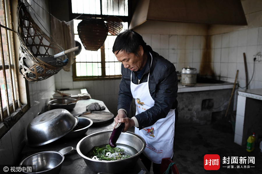 重庆一学校仅一位学生校长既是厨师更是爷爷