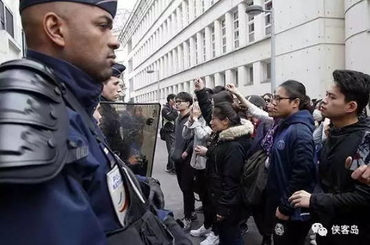 在法华人举行抗议活动