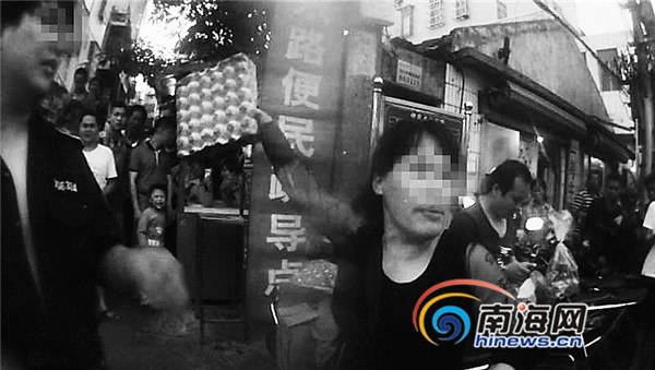 女摊贩殴打城管队员。(执法记录仪视频截图)