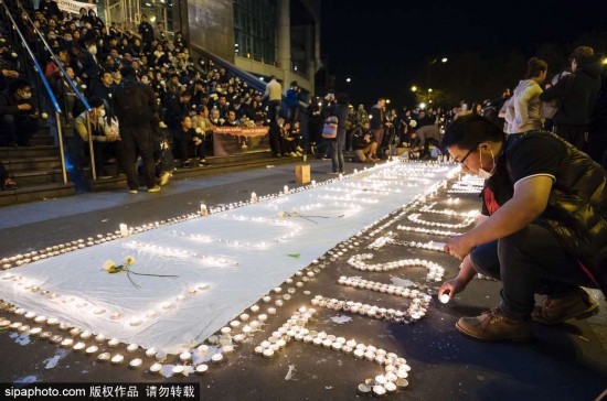 当地时间2017年3月30日,法国巴黎,华人华侨聚集在巴士底歌剧院前悼念遭枪杀华人刘绍友。(图片来源:希帕图片社)