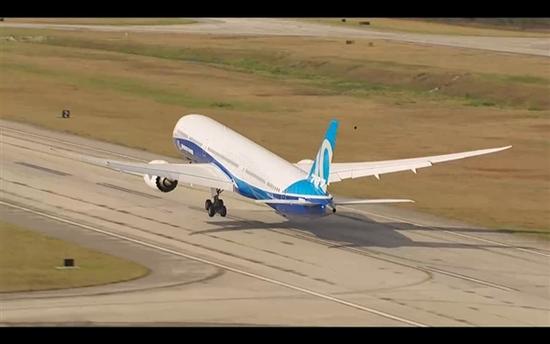 波音最新型号787-10首飞成功