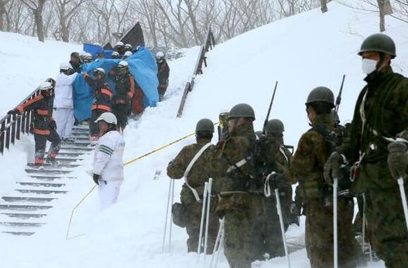日本滑雪场雪崩致8人遇难 警方对该校展开搜查