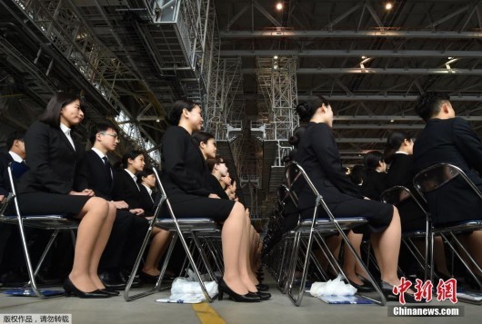 日本航空公司迎新仪式壮观 美女帅哥整齐化一(组图)