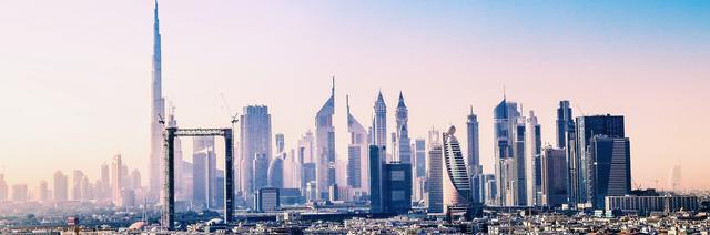 “金相框”的正式名称叫“迪拜之框”，始建于2013年，高度约150米，宽93米。最令人称奇的是其外表将全部贴金，总造价高达1.6亿迪拉姆（约合3亿人民币）。