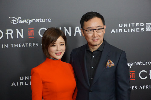 陆川导演与妻子胡蝶来到洛杉矶《我们诞生在中国》首映典礼.