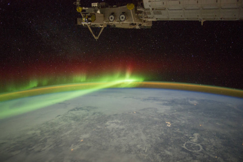 加拿大上空,极光如同面纱笼罩。(NASA)