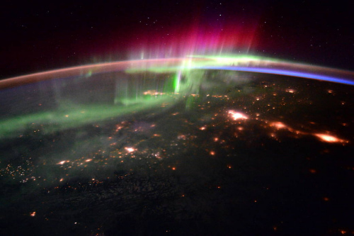 太平洋西北部的极光景色。(ESA/NASA)