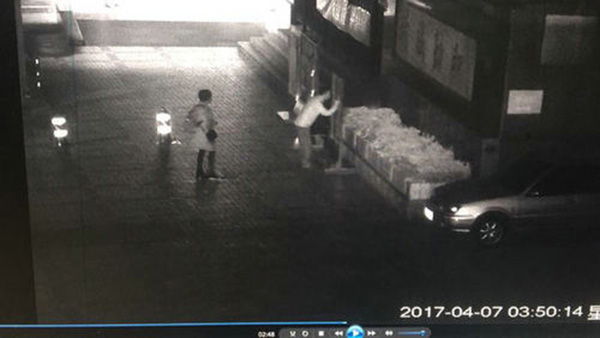北京一号贩子在医改展板上“打广告”凌晨被抓