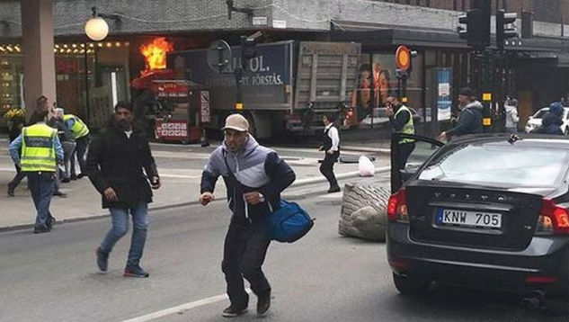 【环球网综合报道】据美联社4月7日报道，一辆卡车当天冲入瑞典首都斯德哥尔摩市中心的一家百货超市。目前已经造成5人死亡。 
