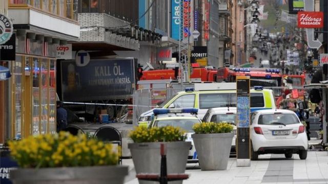 【环球网综合报道】据美联社4月7日报道，一辆卡车当天冲入瑞典首都斯德哥尔摩市中心的一家百货超市。目前已经造成5人死亡。