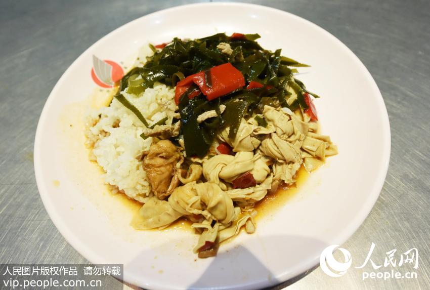 4月10日,学生在杭州师范大学的“2元盖浇饭”窗口购买午饭。