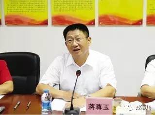 据报道,在一线办案人员的眼中,蒋尊玉是一位“五毒俱全”的官员。