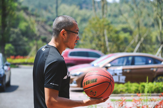 于嘉来啦!看NBA名嘴如何搞定三个小麻豆