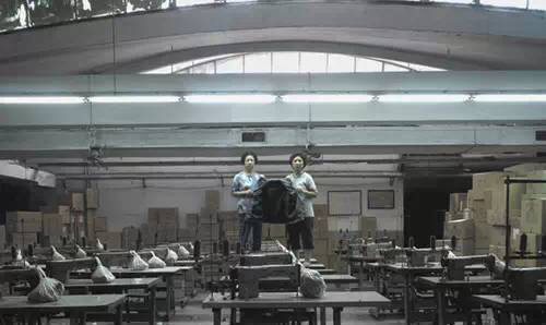 陈界仁2003年影像作品《加工厂》