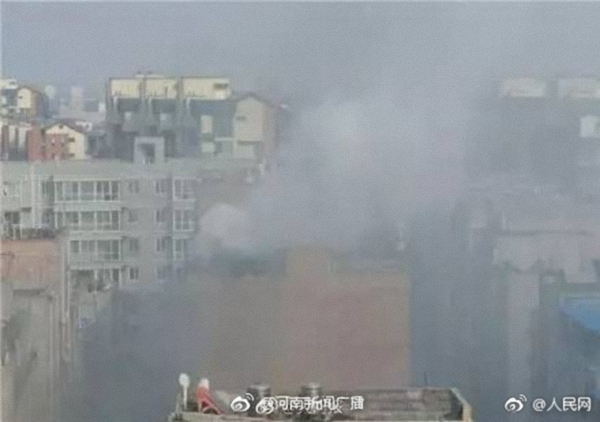 4月4日下午4时许,与朱绪佳姐姐开设的饮品店同一栋楼的火锅店冒出了浓烟。