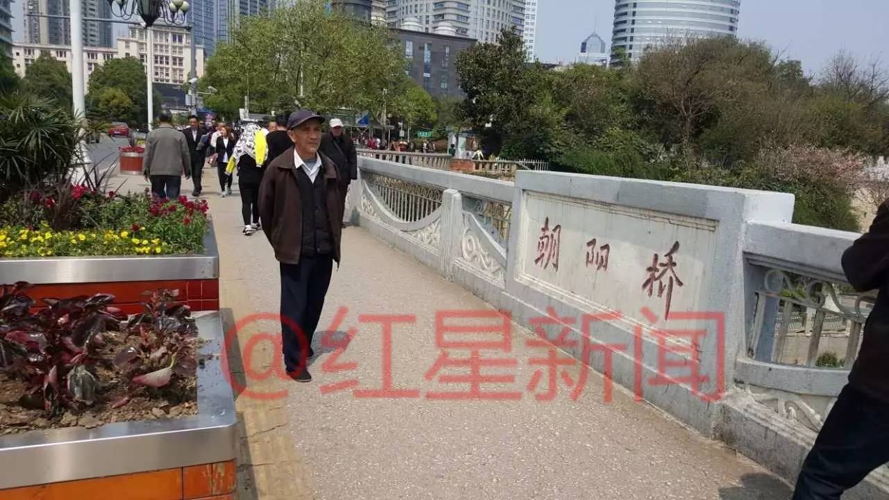 有人说曾见到视频中的女子在这里唱过歌