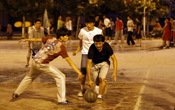 新疆喀什体育馆前的广场上，篮球爱好者在切磋球技。 赵昀 澎湃资料