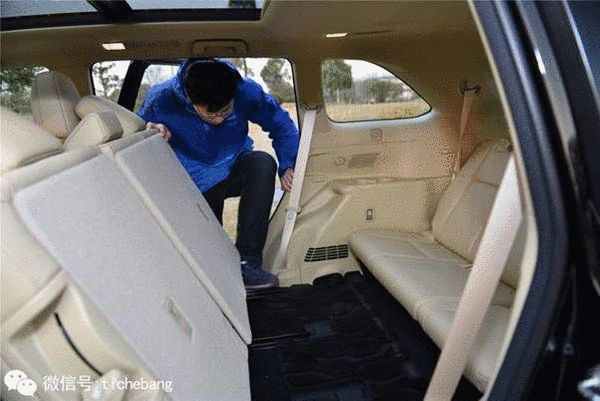 一定程度上方便了第三排乘客的出入
