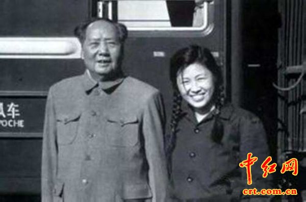 毛主席和谢静宜。本文图片 中红网