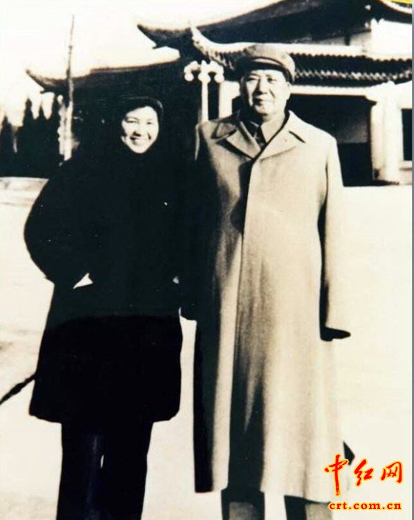 毛主席和谢静宜合影。