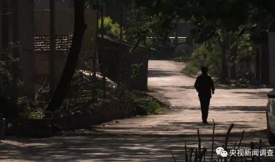 一座村落凋敝至此,他在这里是如何获得绝对权力,大肆贪腐?村民们为什么选择默默忍受?这样一个村官,为什么能够把持村子十多年,无人反抗、无人制衡,直到省委巡视组发现问题督办,才最终被调查呢?(看视频↑)