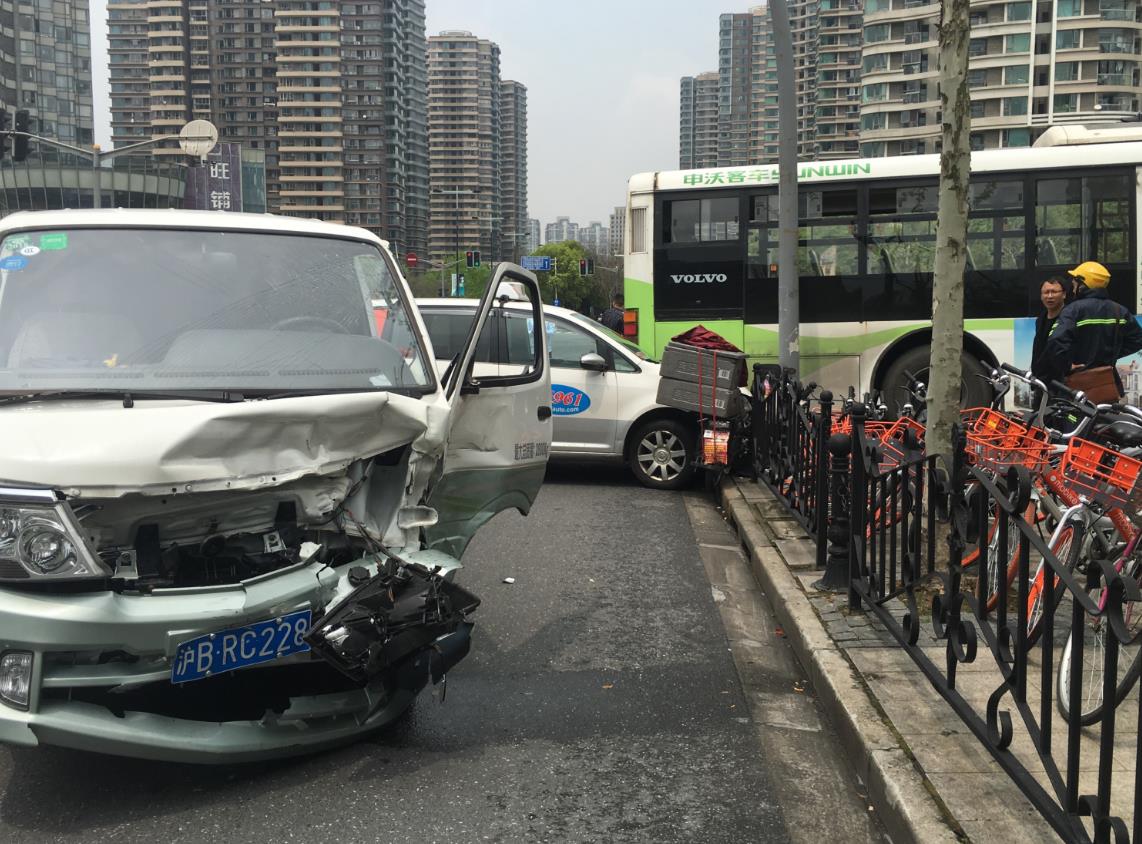 突发：上海中环一辆特斯拉被追尾，车尾撞扁无人伤亡｜聚闻-新浪汽车