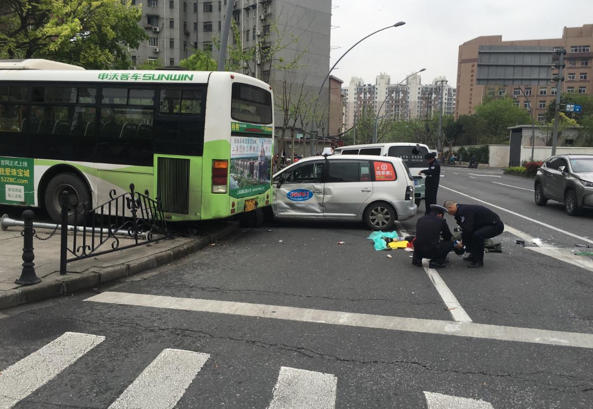 上海一公交车撞上人行道 现场确认一人死亡(组图)-搜狐新闻
