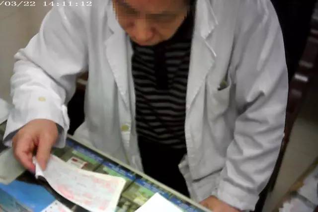 深圳市人民医院脊柱外科医生陈启明正在看小林写好的处方药名。